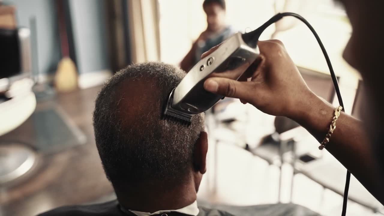 Präzisionsarbeit mit dem Trimmer